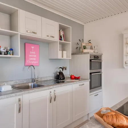 4 Bed In 77835 בית נופש
